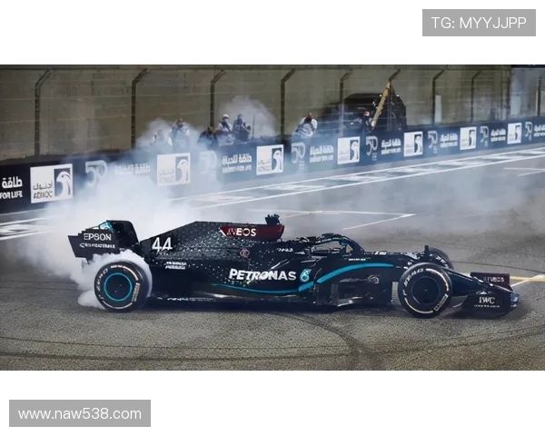 [F1]勒克莱尔发车不顺 与汉密尔顿发生轻碰.